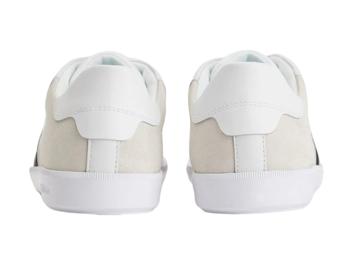Tenis Calvin Klein blancos con detalles en gris y negro, diseño low top con agujetas.
