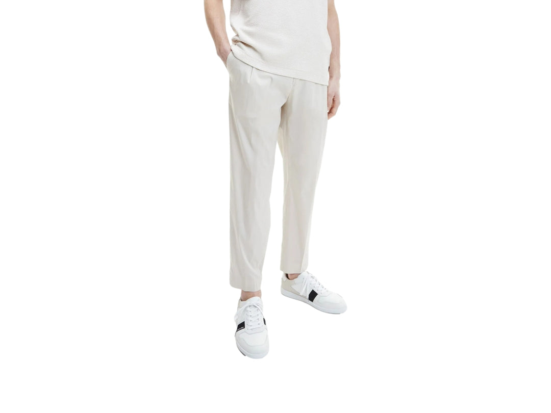 Tenis Calvin Klein blancos con detalles en gris y negro, diseño low top con agujetas.