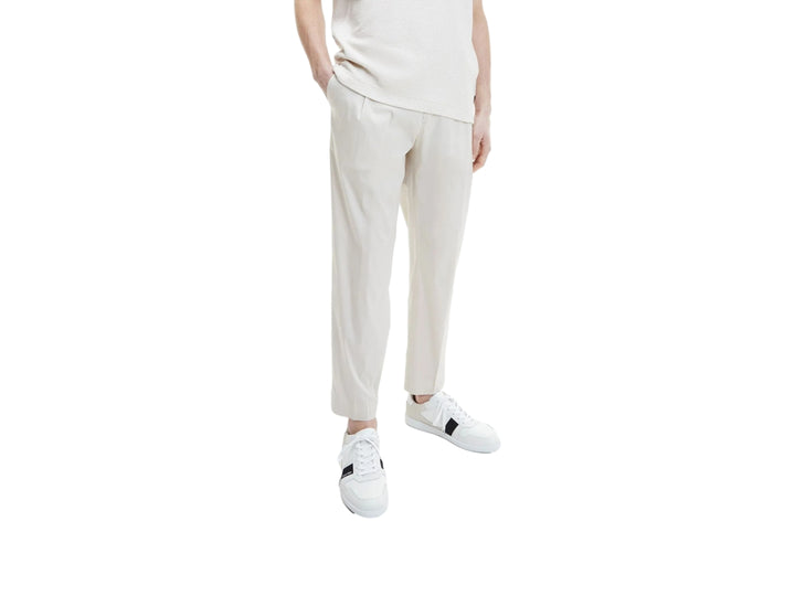 Tenis Calvin Klein blancos con detalles en gris y negro, diseño low top con agujetas.