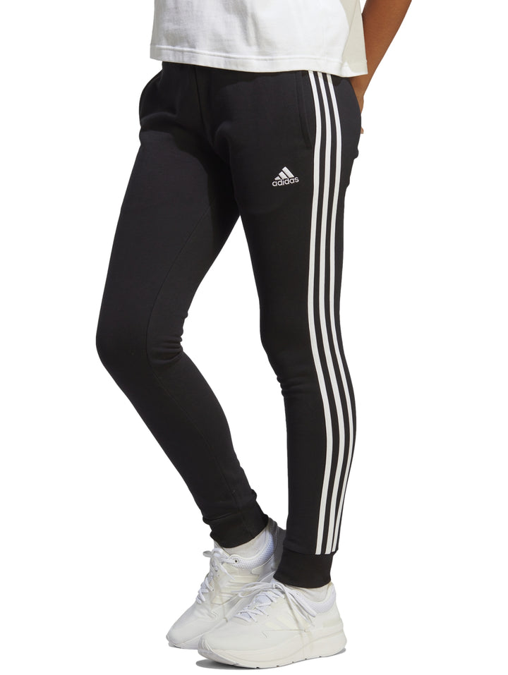 Pantalones deportivos Adidas color negro con tres franjas blancas laterales y logotipo blanco en la pierna.