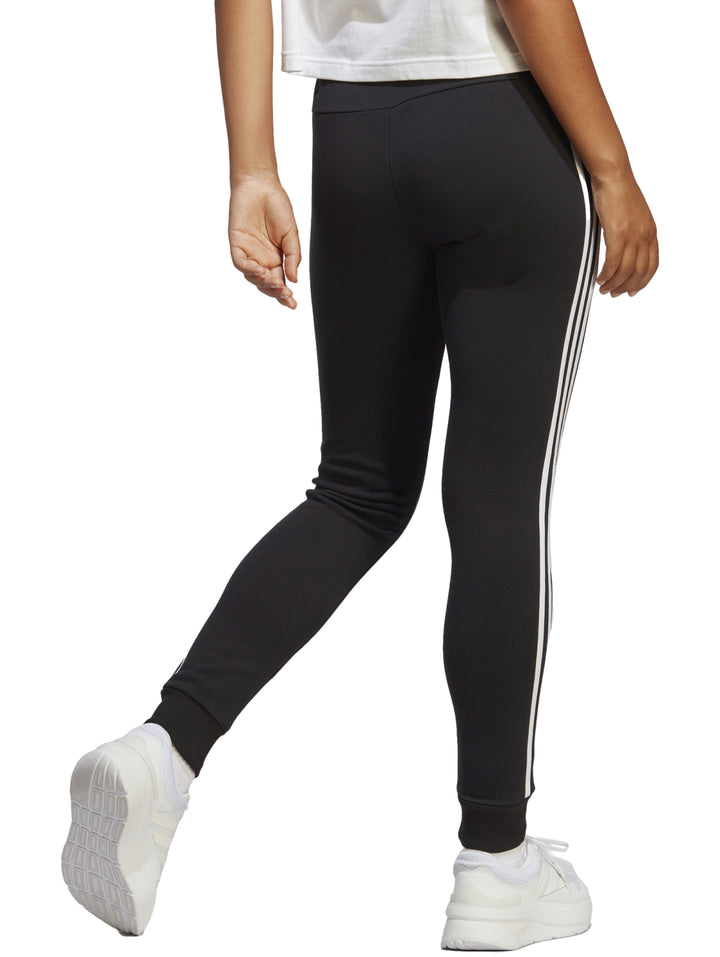 Pantalones deportivos Adidas color negro con tres franjas blancas laterales y logotipo blanco en la pierna.