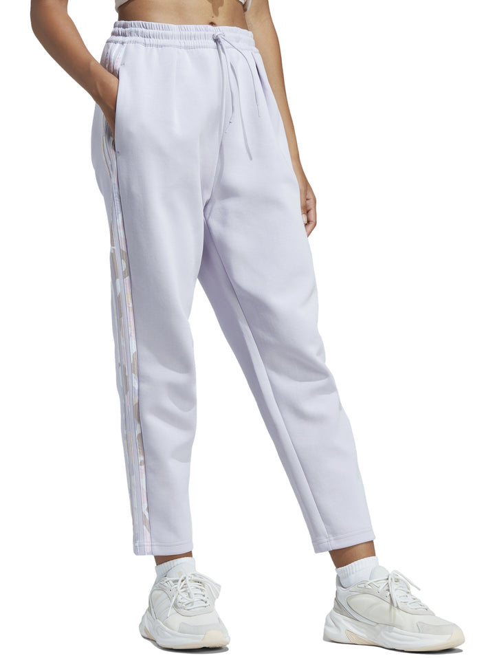 Pantalones deportivos Adidas color lila con franjas laterales blancas y cintura ajustable con cordón.