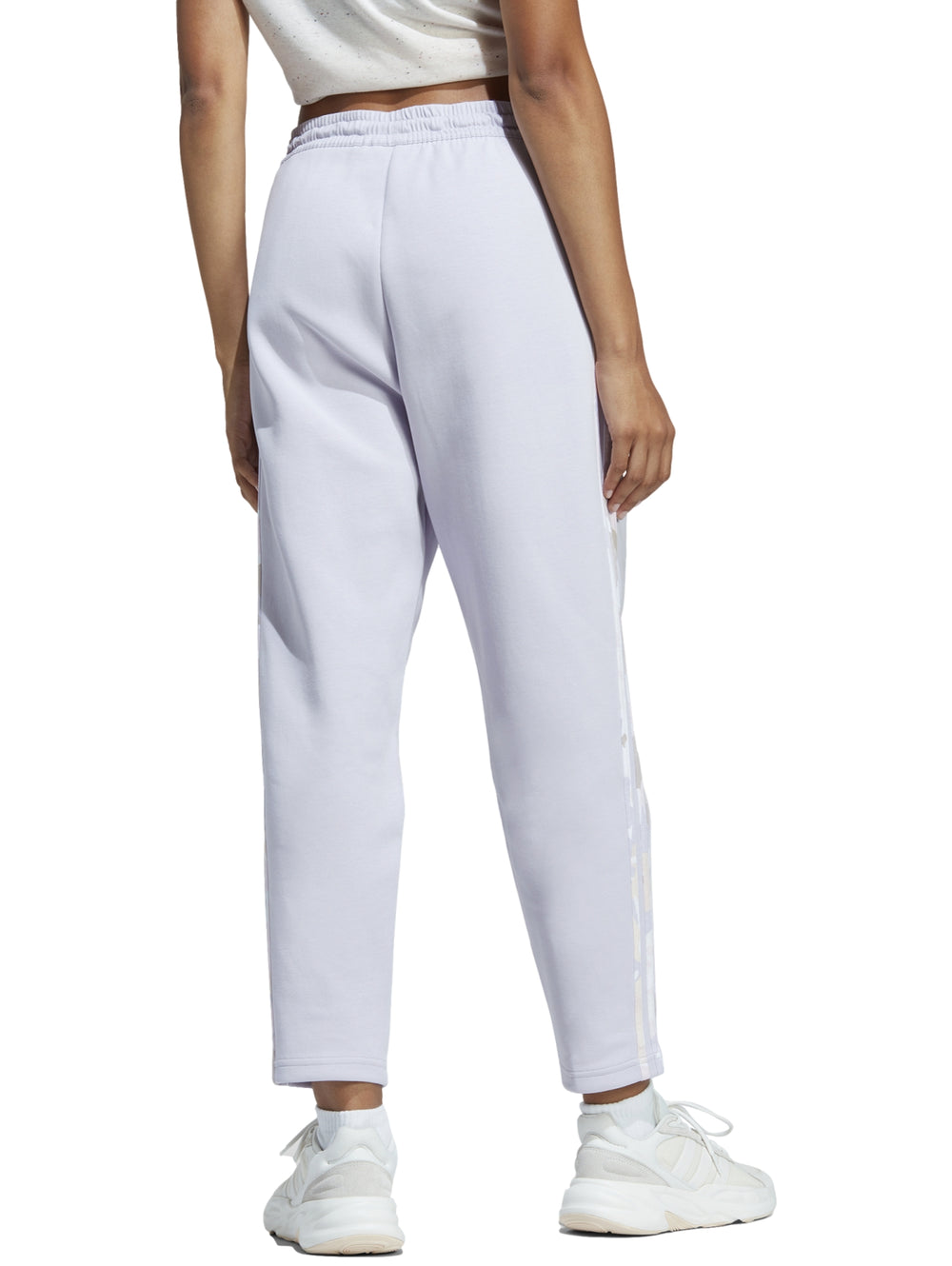 Pantalones deportivos Adidas color lila con franjas laterales blancas y cintura ajustable con cordón.
