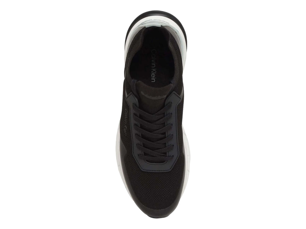 Tenis Calvin Klein negros con suela blanca y detalles en tejido.