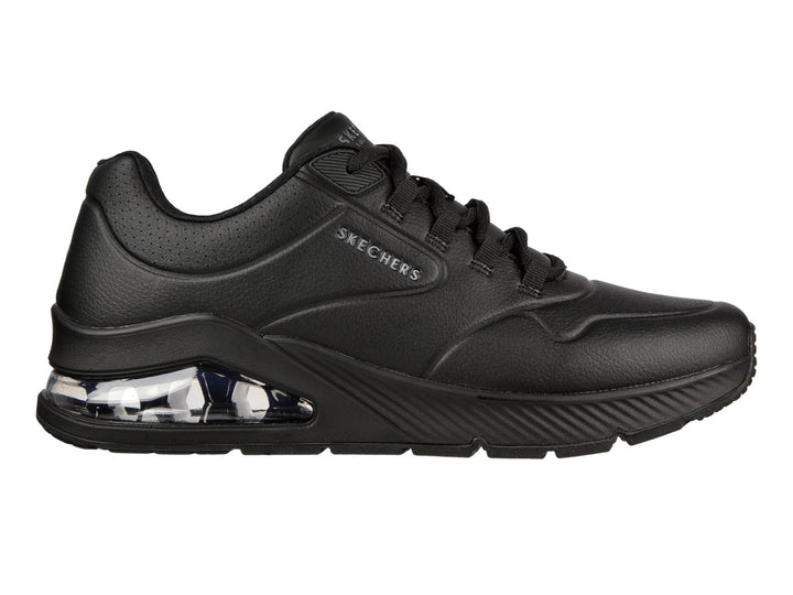 Tenis deportivos Skechers color negro con cámara de aire visible en el talón y acabado mate.