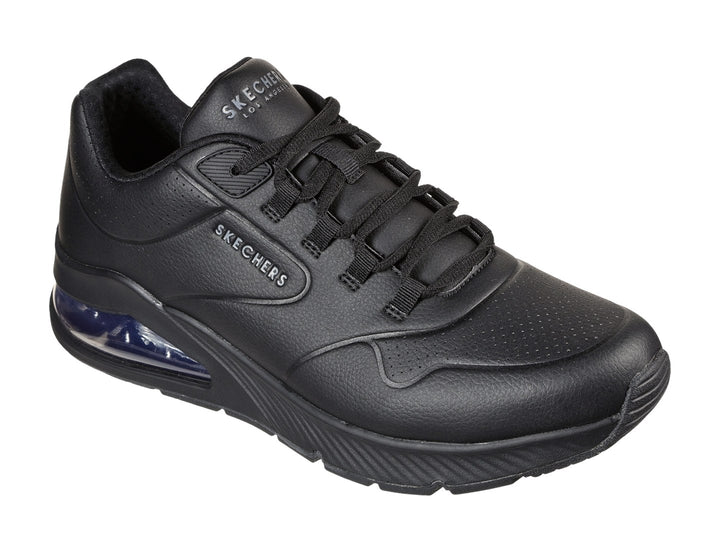 Tenis deportivos Skechers color negro con cámara de aire visible en el talón y acabado mate.