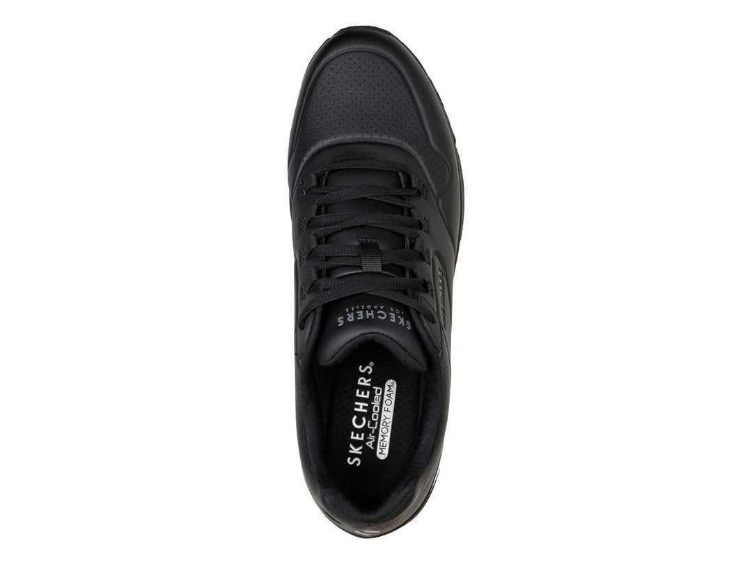 Tenis deportivos Skechers color negro con cámara de aire visible en el talón y acabado mate.