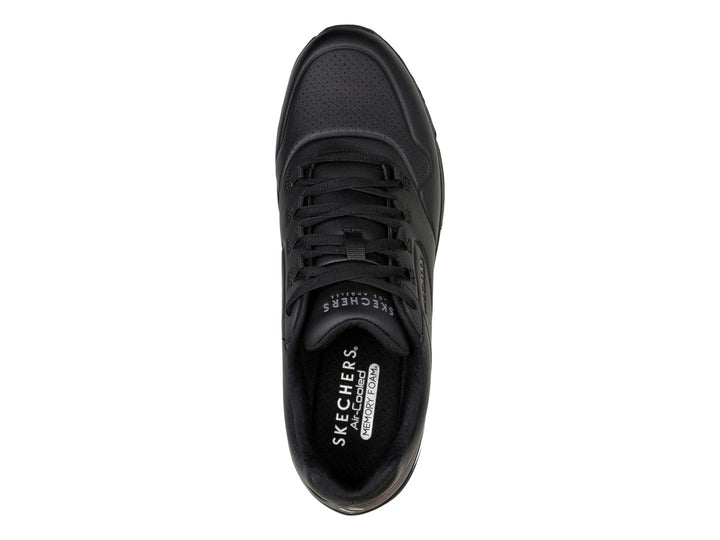 Tenis deportivos Skechers color negro con cámara de aire visible en el talón y acabado mate.