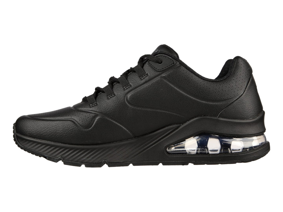 Tenis deportivos Skechers color negro con cámara de aire visible en el talón y acabado mate.