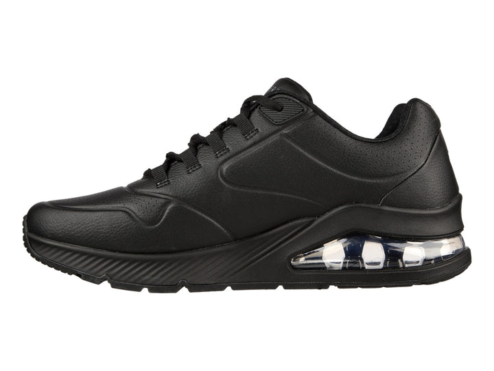 Tenis deportivos Skechers color negro con cámara de aire visible en el talón y acabado mate.