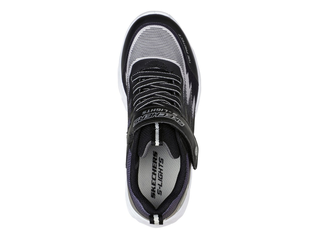 Tenis deportivos Skechers para Niño en color negro y gris con suela blanca gruesa y detalles azules.
