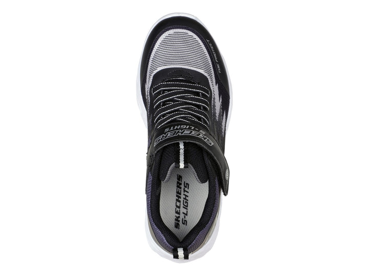 Tenis deportivos Skechers para Niño en color negro y gris con suela blanca gruesa y detalles azules.