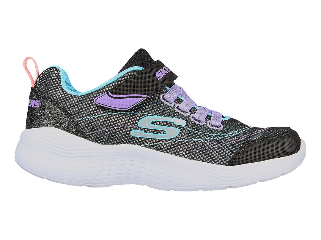 Tenis deportivos Skechers color negro con detalles morados y azules y suela blanca.
