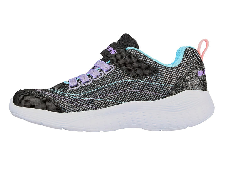Tenis deportivos Skechers color negro con detalles morados y azules y suela blanca.