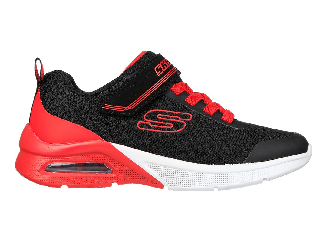 Tenis deportivos SKECHERS MicroSpec Max color negro y rojo con suela blanca y correa de velcro.