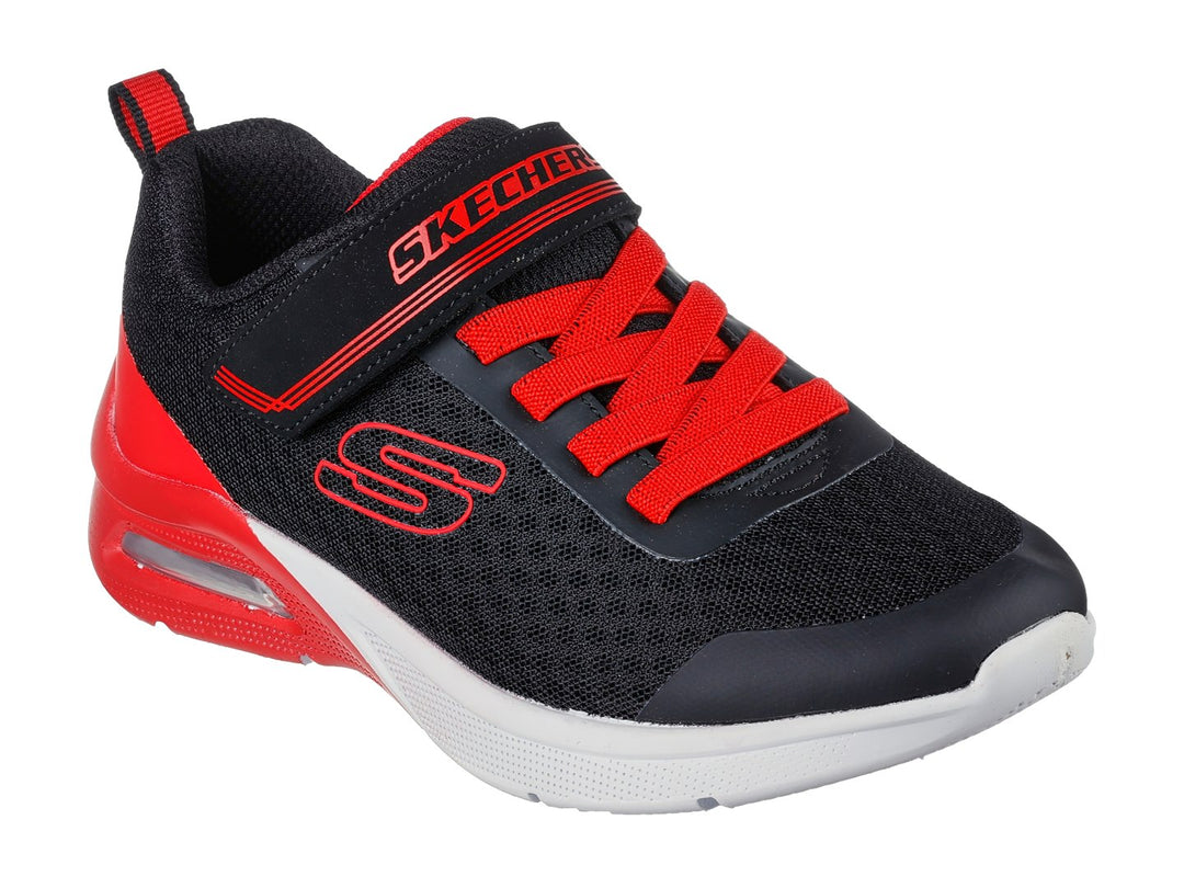 Tenis deportivos SKECHERS MicroSpec Max color negro y rojo con suela blanca y correa de velcro.
