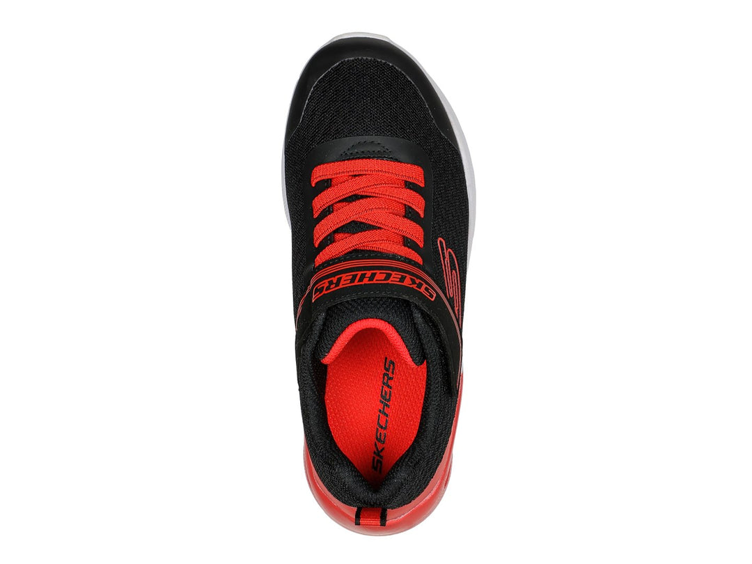Tenis deportivos SKECHERS MicroSpec Max color negro y rojo con suela blanca y correa de velcro.
