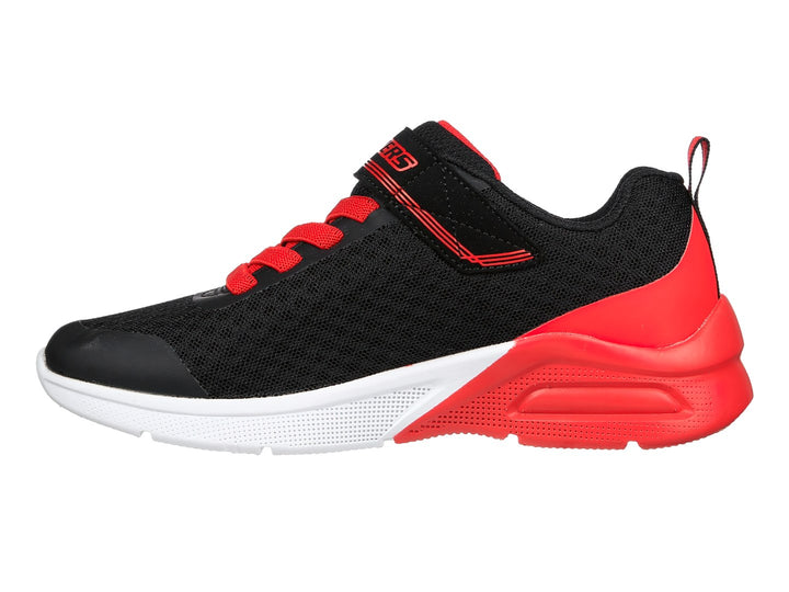 Tenis deportivos SKECHERS MicroSpec Max color negro y rojo con suela blanca y correa de velcro.