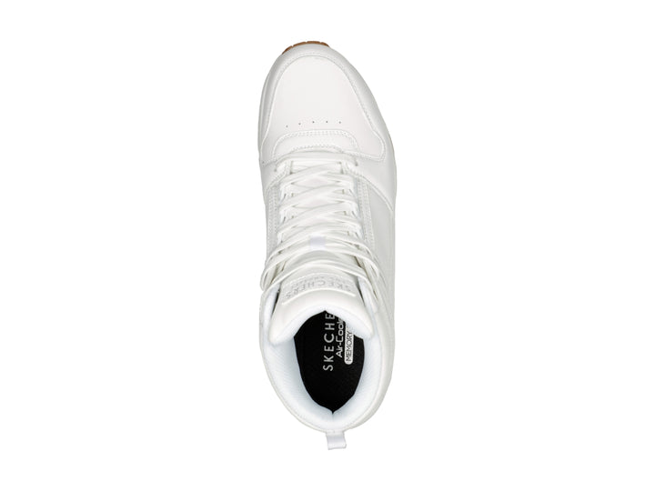 Tenis Skechers blancos de cuello alto con suela color café y cámara de aire visible en el talón.
