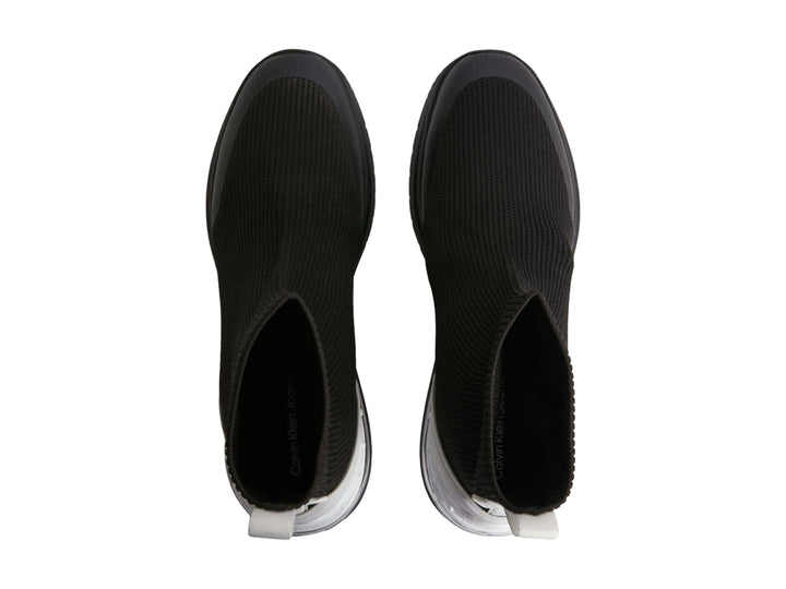 Tenis Calvin Klein estilo calcetín en color negro con detalles blancos en el talón y la suela.