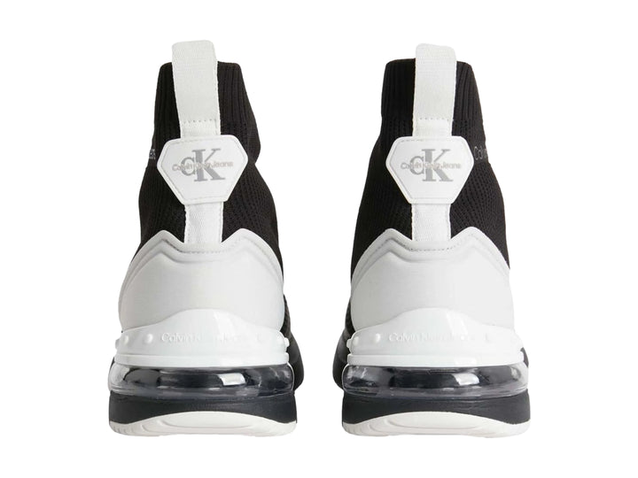 Tenis Calvin Klein estilo calcetín en color negro con detalles blancos en el talón y la suela.