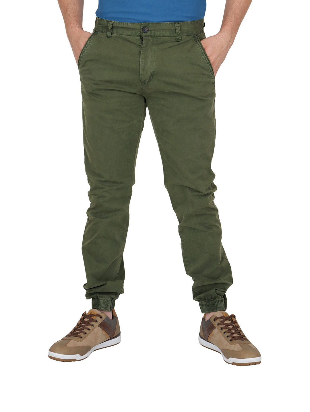Pantalones jogger color verde oliva con puños ajustados en los tobillos.