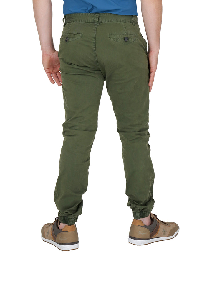 Pantalones jogger color verde oliva con puños ajustados en los tobillos.