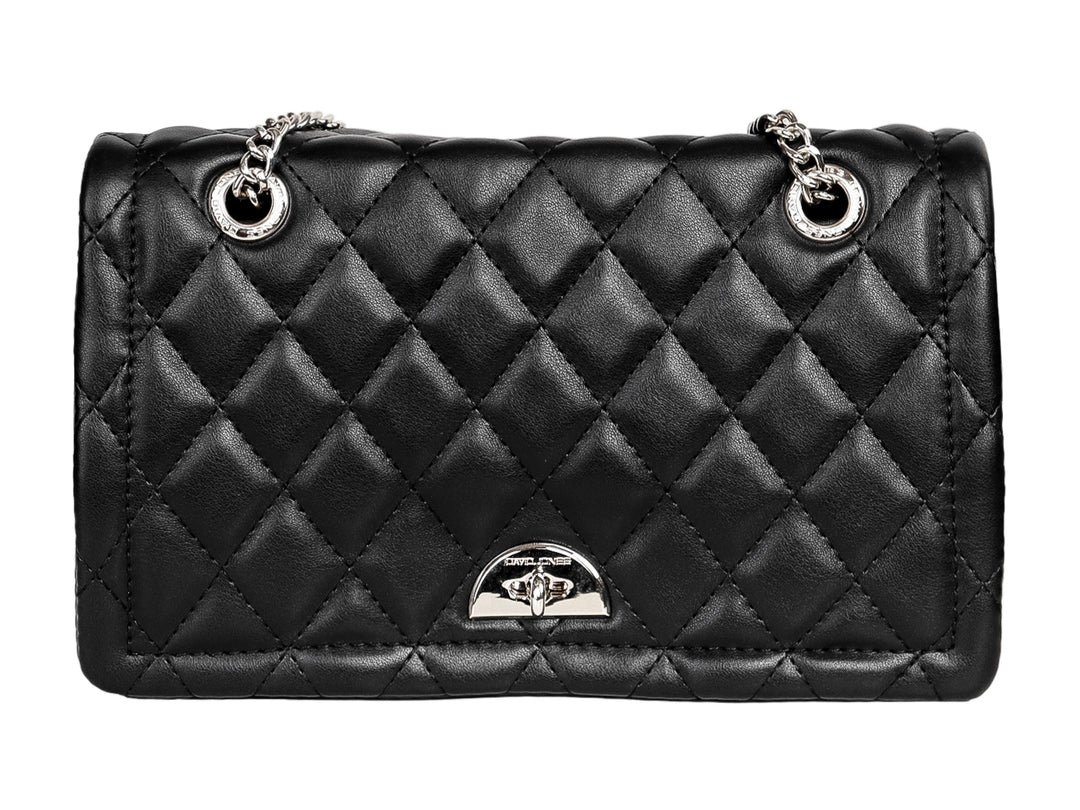 Bolso negro acolchado con detalles en plata y asa de cadena.