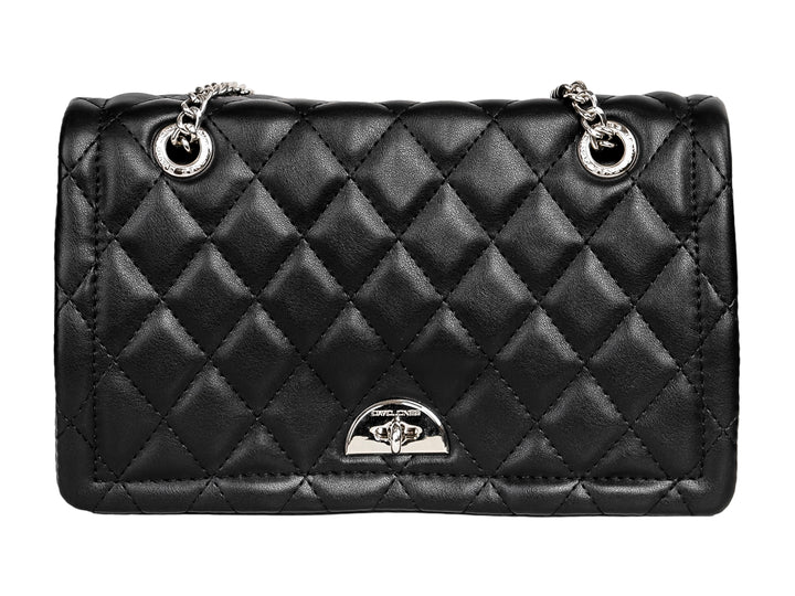 Bolso negro acolchado con detalles en plata y asa de cadena.