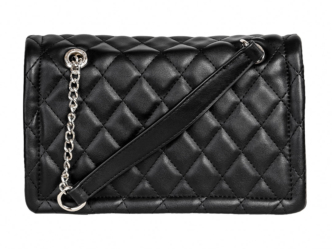 Bolso negro acolchado con detalles en plata y asa de cadena.