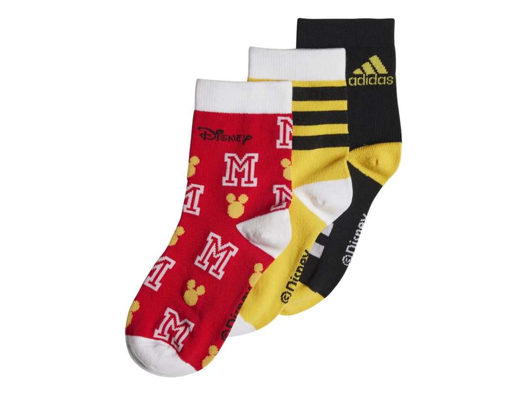 Pack de tres pares de calcetines Adidas con diseños de Disney en colores rojo, amarillo y negro.