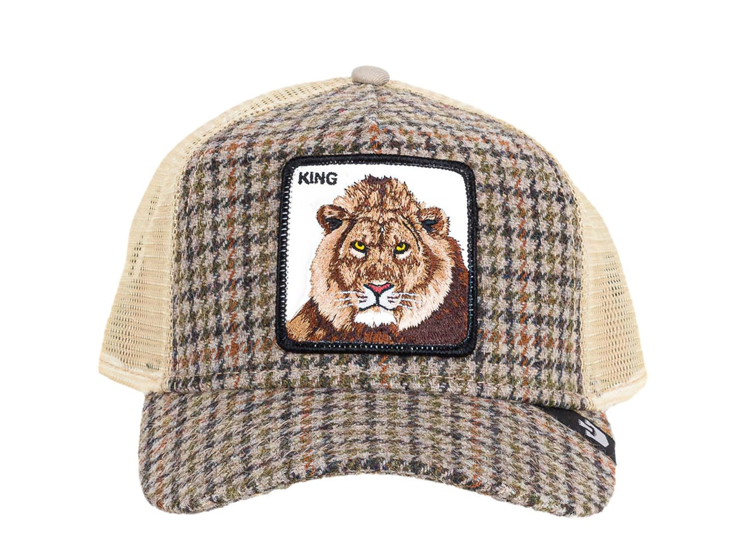 Gorra Goorin Bros color olive con estampado de cuadros y un parche frontal con la imagen de un león y la palabra KING.