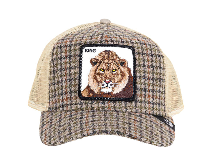 Gorra Goorin Bros color olive con estampado de cuadros y un parche frontal con la imagen de un león y la palabra KING.