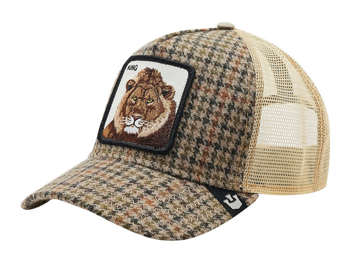 Gorra Goorin Bros color olive con estampado de cuadros y un parche frontal con la imagen de un león y la palabra KING.