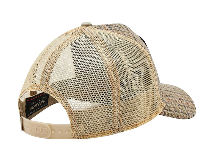 Gorra Goorin Bros color olive con estampado de cuadros y un parche frontal con la imagen de un león y la palabra KING.