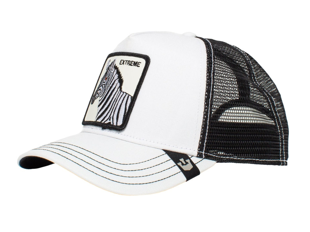 Gorra blanca Goorin Bros con malla negra y un parche frontal de una cebra con la palabra EXTREME.