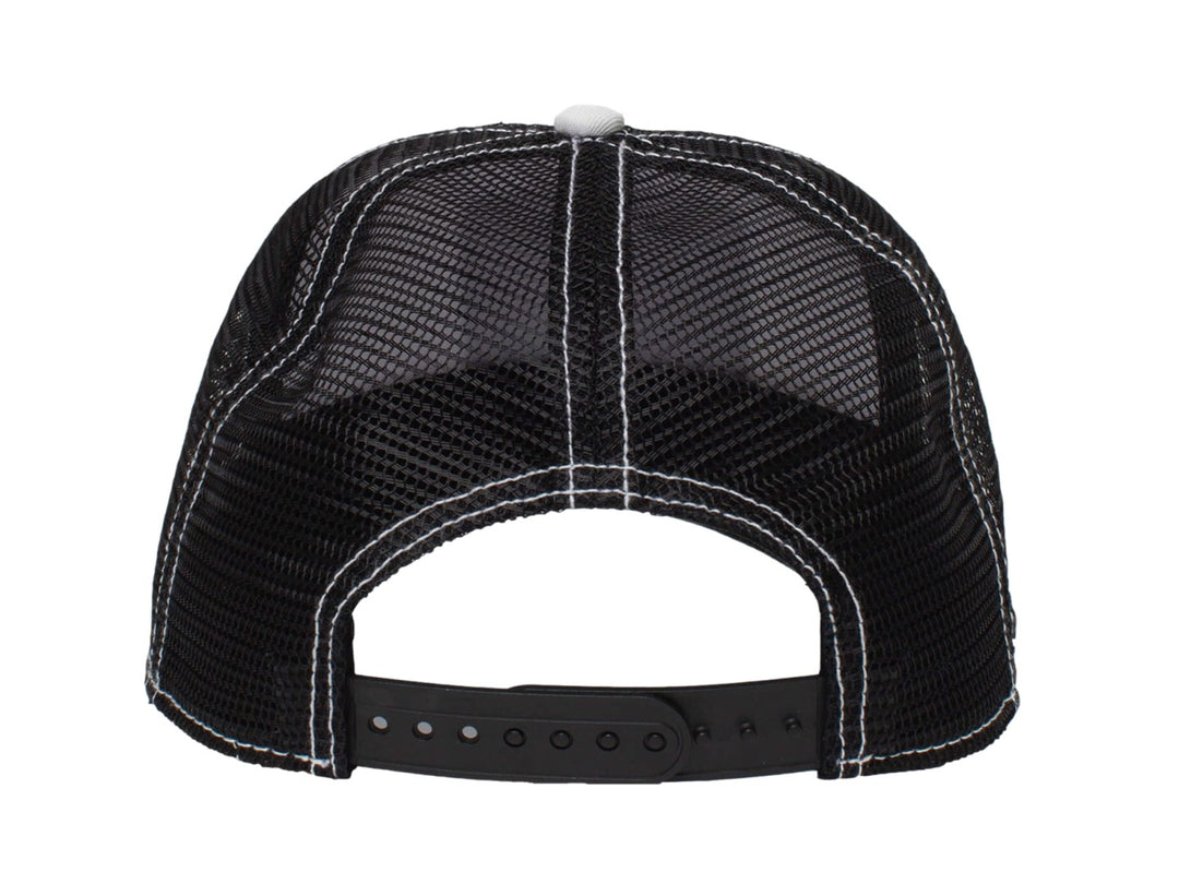 Gorra blanca Goorin Bros con malla negra y un parche frontal de una cebra con la palabra EXTREME.