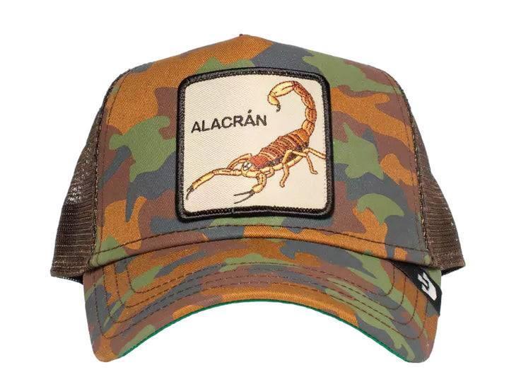 Gorra Goorin Bros con estampado de camuflaje y un parche frontal beige con la imagen de un alacrán.
