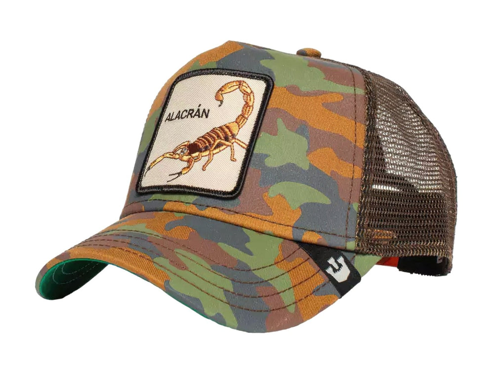Gorra Goorin Bros con estampado de camuflaje y un parche frontal beige con la imagen de un alacrán.
