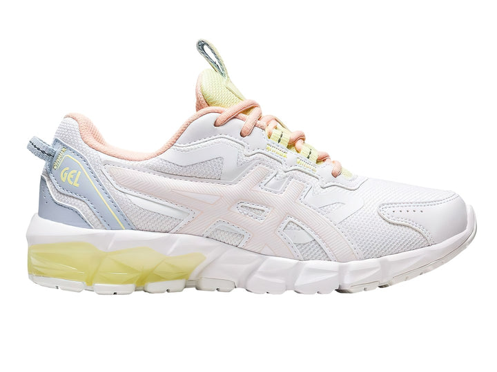 Tenis deportivos ASICS GEL-QUANTUM 90 color blanco con detalles en amarillo pastel y azul claro.