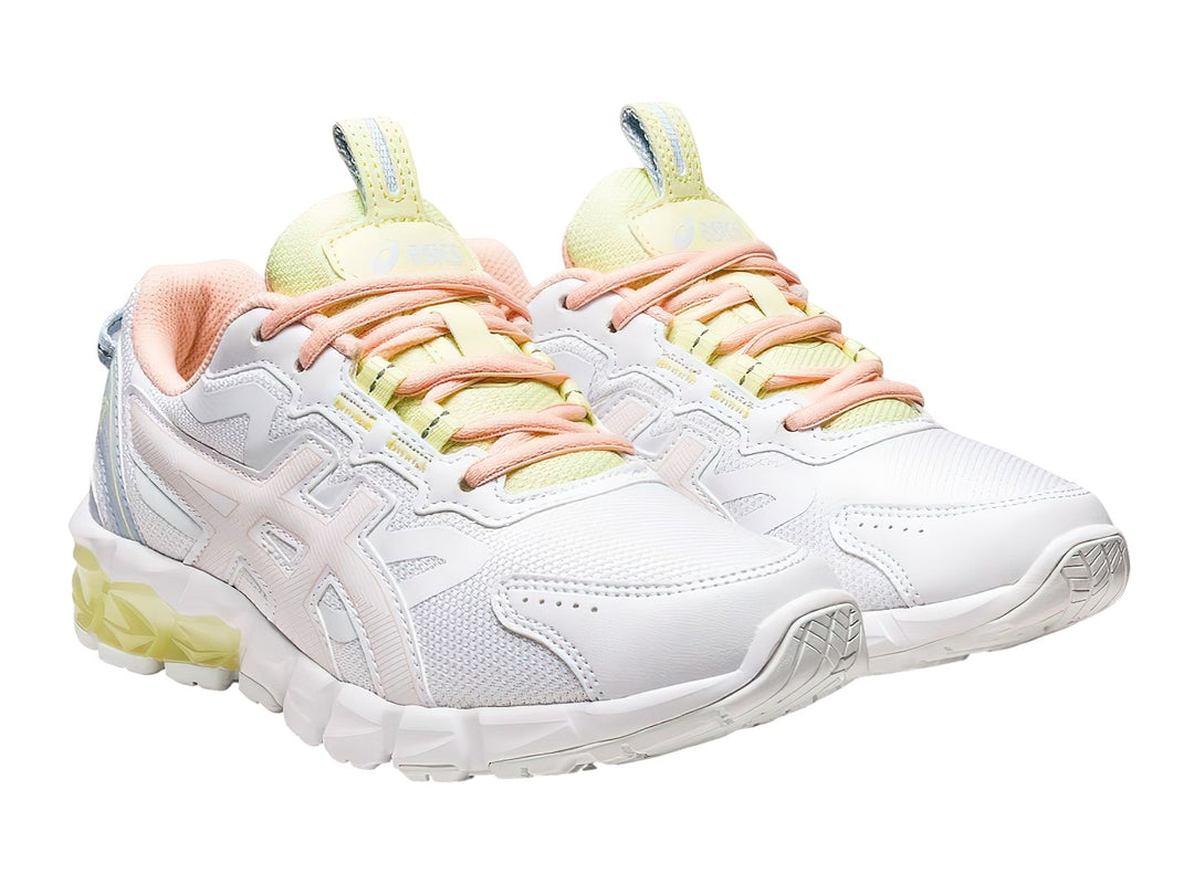 Tenis deportivos ASICS GEL-QUANTUM 90 color blanco con detalles en amarillo pastel y azul claro.