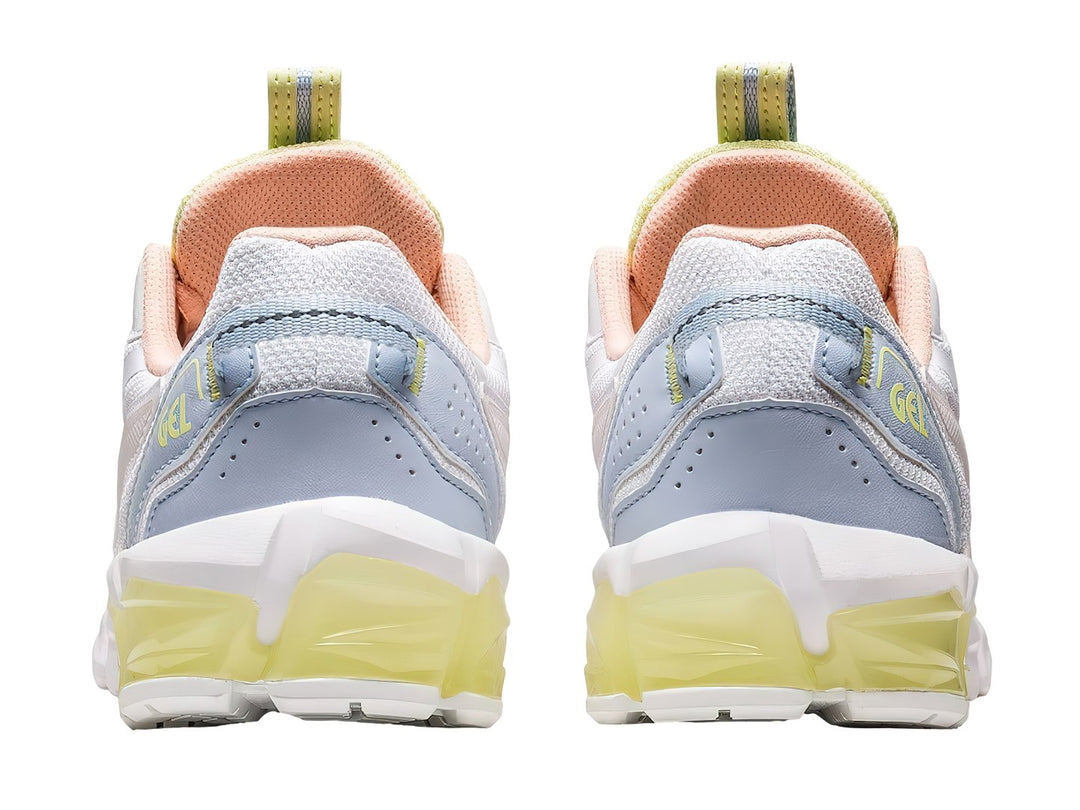 Tenis deportivos ASICS GEL-QUANTUM 90 color blanco con detalles en amarillo pastel y azul claro.