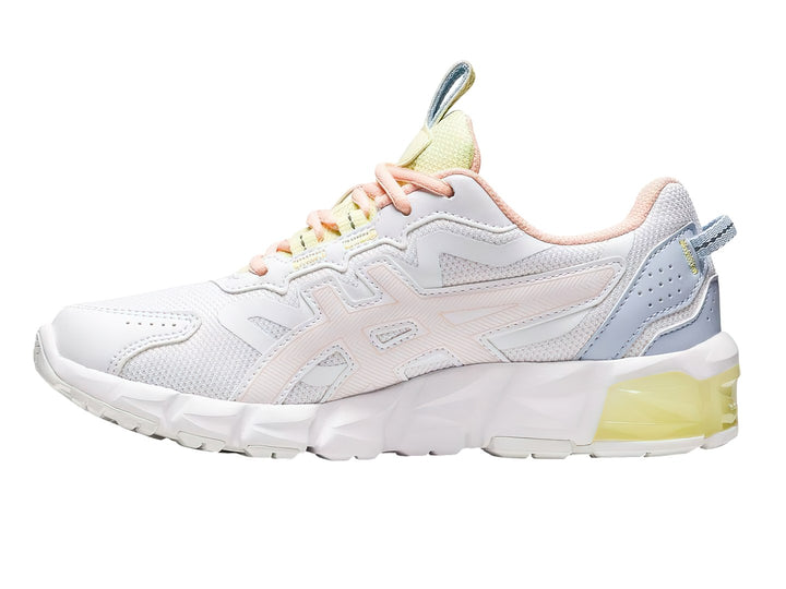 Tenis deportivos ASICS GEL-QUANTUM 90 color blanco con detalles en amarillo pastel y azul claro.