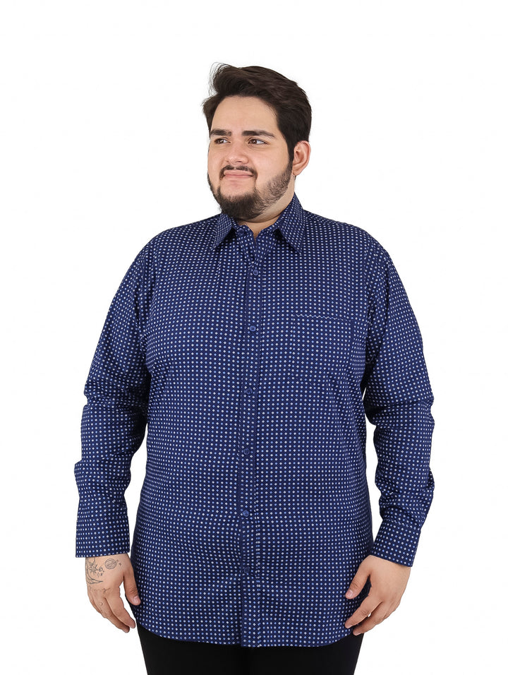 Hombre usando camisa de manga larga azul marino con micro-estampado de puntos blancos.