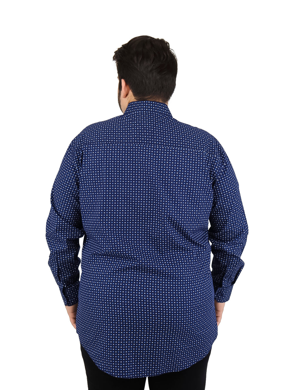 Hombre usando camisa de manga larga azul marino con micro-estampado de puntos blancos.