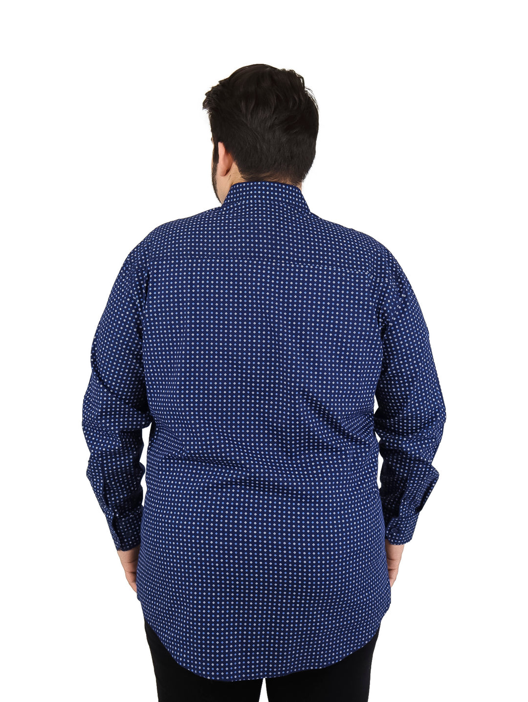 Hombre usando camisa de manga larga azul marino con micro-estampado de puntos blancos.
