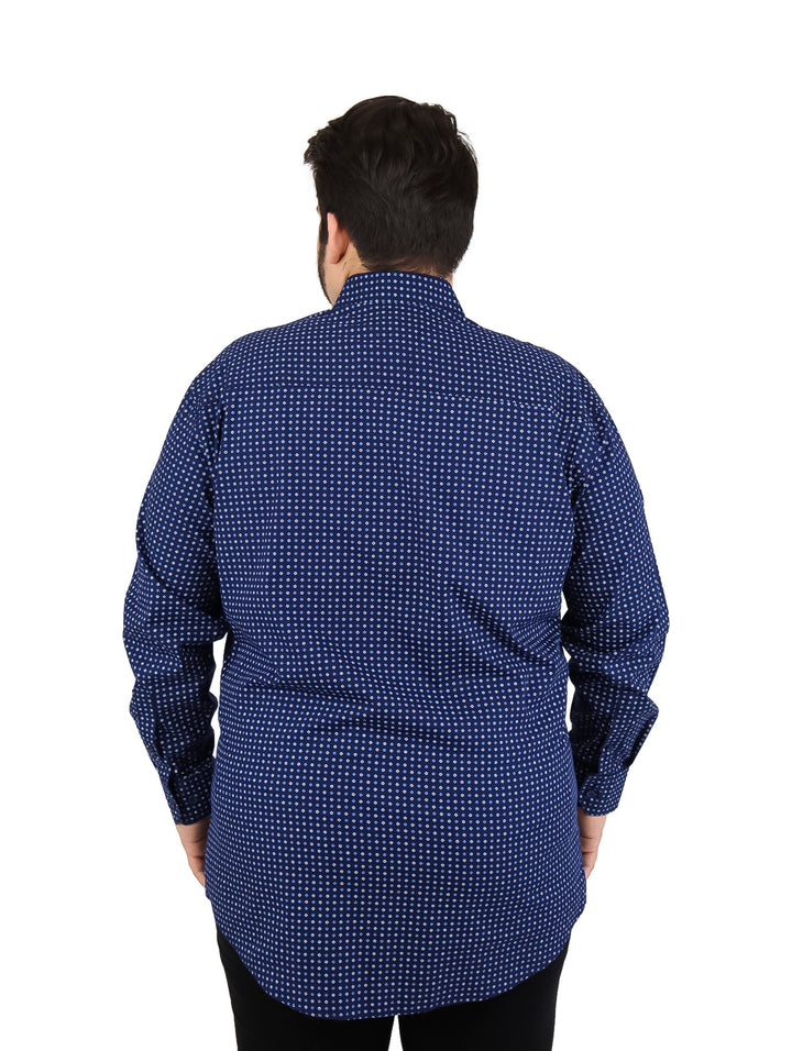 Hombre usando camisa de manga larga azul marino con micro-estampado de puntos blancos.