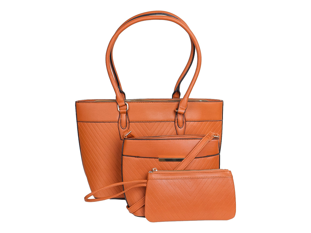 Set de tres bolsos color marrón con textura en relieve y detalles dorados.