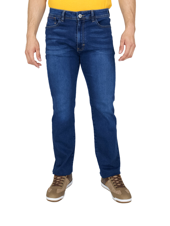 Pantalones de mezclilla azul oscuro con efecto stone wash y costuras amarillas.