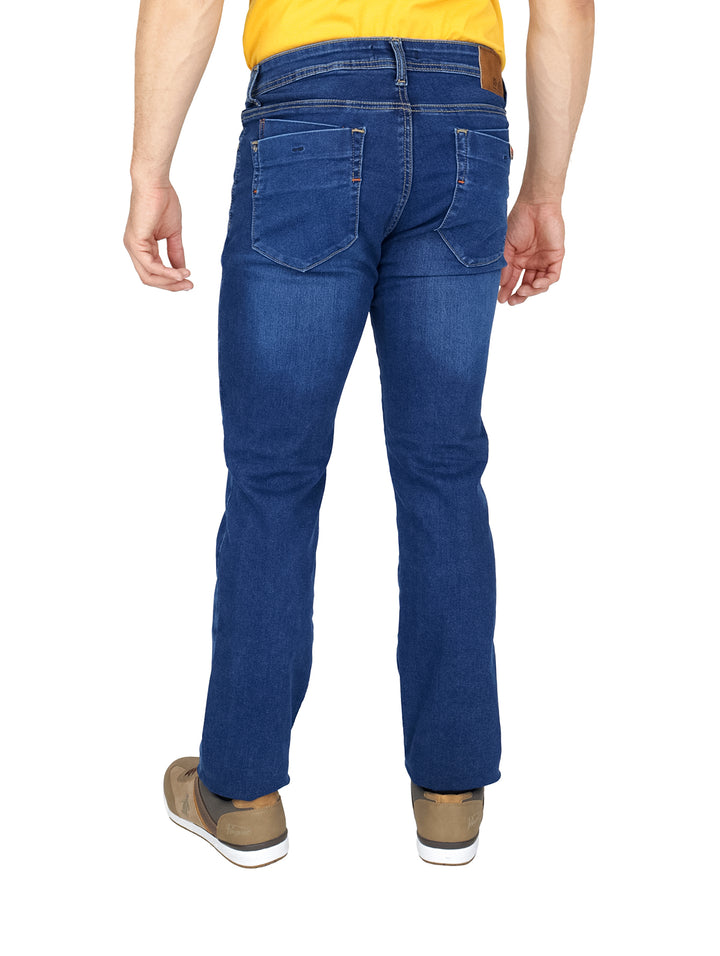 Pantalones de mezclilla azul oscuro con efecto stone wash y costuras amarillas.